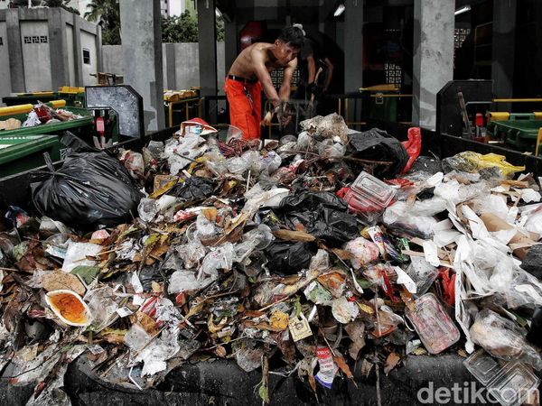 Beroperasi, Yuk Tengok Kesibukan Pengolahan Sampah di TPS 3R Sunter Jaya