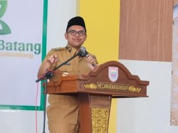 Penuhi Janji Kampanye, Bupati Faiz Gratiskan Seragam SD-SMP Negeri di Batang