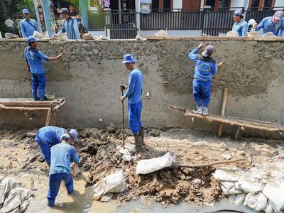 Cegah Longsor, Turap Kali di Sumur Batu Diperbaiki