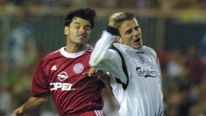 Ciriaco Sforza l'attaquant suisse du Bayern Munich, Ciriaco Sforza (G) est la lutte avec le dfenseur du Liverpool FC Sami Hyypia, le 24 aot 2001 au stade Louis II de Monaco, lors de la super-coupe d'Europe entre les clubs du FC Bayern de Munich et du Liverpool FC.
Swiss striker Ciriaco Sforza (L) of Bayern Munich struggles for the control of the ball with Liverpool defender Sami Hyypia 24 August 2001 as part of the European Super Cup between Bayern Munich and Liverpool held at Stade Louis II in Monaco. (Photo by BORIS HORVAT / AFP)