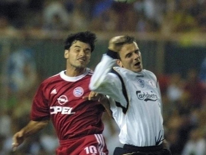 l'attaquant suisse du Bayern Munich, Ciriaco Sforza (G) est  la lutte avec le dfenseur du Liverpool FC Sami Hyypia, le 24 aot 2001 au stade Louis II de Monaco, lors de la super-coupe d'Europe entre les clubs du FC Bayern de Munich et du Liverpool FC.  
     
Swiss striker Ciriaco Sforza (L) of Bayern Munich struggles for the control of the ball with Liverpool defender Sami Hyypia 24 August 2001 as part of the European Super Cup between Bayern Munich and Liverpool held at Stade Louis II in Monaco. (Photo by BORIS HORVAT / AFP)