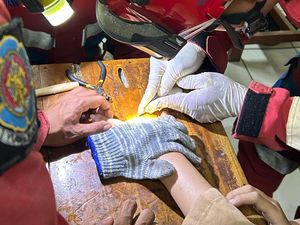Siswa SMA Jakut Bercanda Berujung Jari Nyangkut di Meja, Damkar Bertindak Siswa SMA Jakut Bercanda Berujung Jari Nyangkut di Meja, Damkar Bertindak