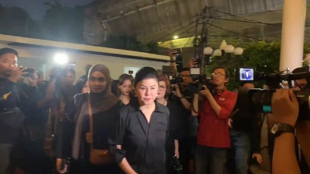 Desiree Tariga melayat ke rumah duka Hotma Sitompul