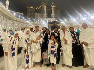 Impian DJ Una Foto Keluarga di Makkah Akhirnya Terwujud Impian DJ Una Foto Keluarga di Makkah Akhirnya Terwujud