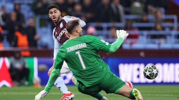 BIRMINGHAM, ENGLAND - APRIL 15: PSG goalkeeper Gianluigi Donnarumma celebrates following the UEFA Champions League 2024/25 Quarter Final Second Leg football match between Aston Villa FC and Paris Saint-Germain (PSG) at Villa Park on April 15, 2025 in Birmingham, England. (Photo by Jean Catuffe/Getty Images)