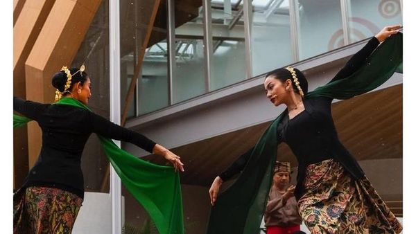 7 Foto Ariel Tatum & Happy Salma Jaipongan di Jepang, Memukau Dengan Kebaya