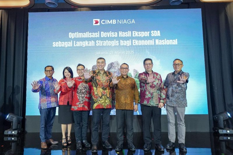 Head of Treasury Sales & Distribution CIMB Niaga Hernaman Tandianto. Head of Treasury Sales & Distribution CIMB Niaga Hernaman Tandianto.