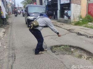 Warga Sidoarjo Keluhkan Jalan Berlubang Tak Kunjung Diperbaiki Warga Sidoarjo Keluhkan Jalan Berlubang Tak Kunjung Diperbaiki