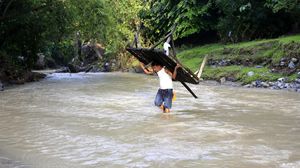 Jembatan di Gorontalo Ambruk, Warga Terpaksa Seberangi Sungai