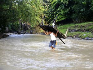 Jembatan di Gorontalo Ambruk, Warga Terpaksa Seberangi Sungai
