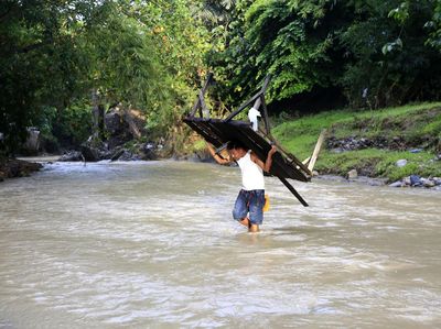 Jembatan di Gorontalo Ambruk, Warga Terpaksa Seberangi Sungai