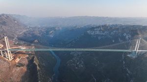 Mengintip Jembatan Gantung Tertinggi dan Terpanjang di Dunia Buatan China