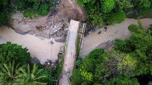Jembatan Penghubung Pulubala-Tibawa di Gorontalo Ambruk