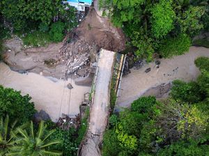 Jembatan Penghubung Pulubala-Tibawa di Gorontalo Ambruk