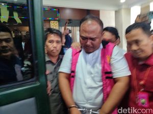 Kabid DLH Tangsel Tersangka Korupsi Kelola Sampah, Menangis saat Ditahan Kabid DLH Tangsel Tersangka Korupsi Kelola Sampah, Menangis saat Ditahan