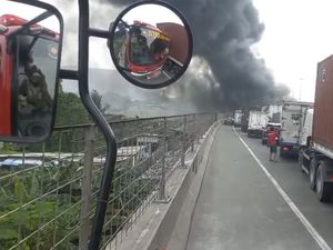 Video: Asap Kebakaran Sampah di Papanggo Membubung Masuk Tol Warakas