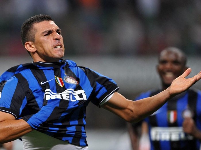 Inter Milan's Brazilian defender Lucio Da Silva Ferreira Lucimar celebrates after scoring  during their Serie A football match Inter Milan vs Napoli    at San Siro Stadium  in Milan on  September 23, 2009. AFP PHOTO / GIUSEPPE CACACE (Photo by GIUSEPPE CACACE / AFP)