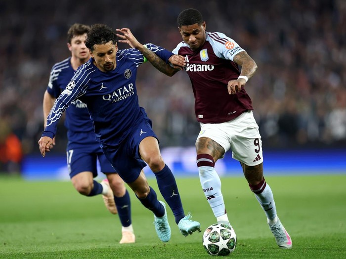 BIRMINGHAM, ENGLAND - APRIL 15: Marcus Rashford of Aston Villa runs with the ball whilst under pressure from Marquinhos of Paris Saint-Germain during the UEFA Champions League 2024/25 Quarter Final Second Leg match between Aston Villa FC and Paris Saint-Germain at Villa Park on April 15, 2025 in Birmingham, England. (Photo by Dan Istitene/Getty Images)