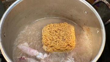 Kuliah di Luar Negeri, Pria Ini Curhat Bertahan Hidup dengan Makan Mie Instan