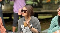 Gaya Keren Nathalie Holscher saat Jajan Es Kopi