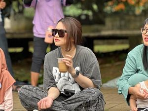 Gaya Keren Nathalie Holscher saat Jajan Es Kopi