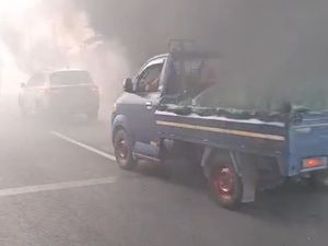 Potret Ngeri Asap Kebakaran Sampah Membubung Halangi Tol di Jakut