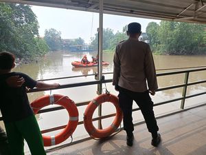 Wanita Lompat dari Perahu Tambang di Gresik Belum Ditemukan