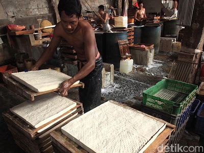 Perajin Tahu Menanti Imbas Perang Tarif Trump