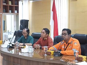 PLN Bali Imbau Waspada Kabel Listrik Saat Pasang Penjor Galungan PLN Bali Imbau Waspada Kabel Listrik Saat Pasang Penjor Galungan