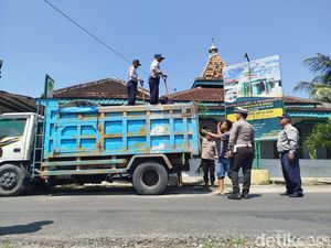 Puluhan Truk ODOL Terjaring Razia di Ponorogo, Sopir Tinggalkan Kendaraan Puluhan Truk ODOL Terjaring Razia di Ponorogo, Sopir Tinggalkan Kendaraan