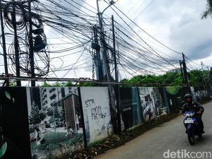 Potret Kabel Semrawut di Kuningan Barat Potret Kabel Semrawut di Kuningan Barat