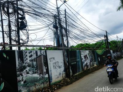 Potret Kabel Semrawut di Kuningan Barat