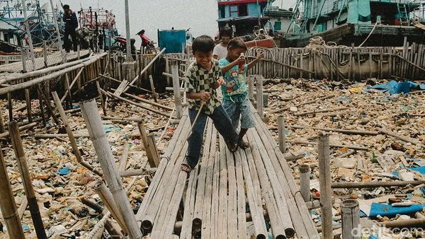 Potret Kehidupan Warga yang Berdampingan dengan Tumpukan Sampah