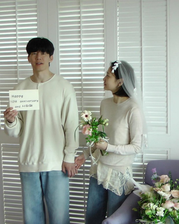 Potret perayaan 10 tahun pernikahan Yoon Seung Ah dan Lee Mu Yeol