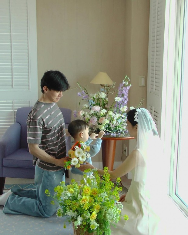 Potret perayaan 10 tahun pernikahan Yoon Seung Ah dan Lee Mu Yeol