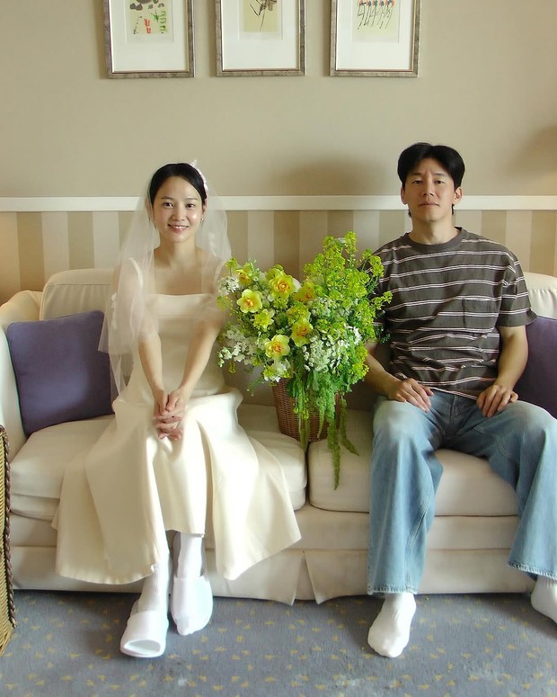Potret perayaan 10 tahun pernikahan Yoon Seung Ah dan Lee Mu Yeol
