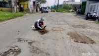 Aksi Manusia Silver Protes Jalan Rusak di Sidoarjo