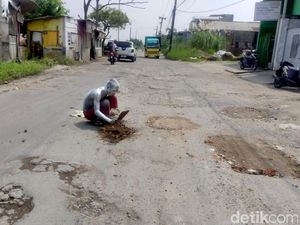 Aksi Manusia Silver Protes Jalan Rusak di Sidoarjo Aksi Manusia Silver Protes Jalan Rusak di Sidoarjo