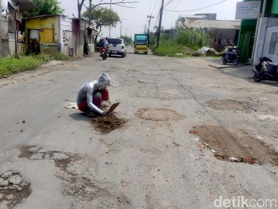 Aksi Manusia Silver Protes Jalan Rusak di Sidoarjo