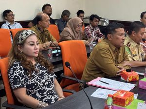 Gaji Karyawan Dipotong gegara Salat Jumat Jadi Sorotan DPRD Surabaya Gaji Karyawan Dipotong gegara Salat Jumat Jadi Sorotan DPRD Surabaya