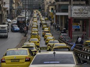 Ratusan Taksi Mengular di Jalanan Yunani Selama Aksi Mogok