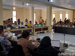Didemo Warga, Semen Tonasa Janji Buka Loker di Pangkep-Tambal Jalan Rusak