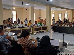 Didemo Warga, Semen Tonasa Janji Buka Loker di Pangkep-Tambal Jalan Rusak Didemo Warga, Semen Tonasa Janji Buka Loker di Pangkep-Tambal Jalan Rusak