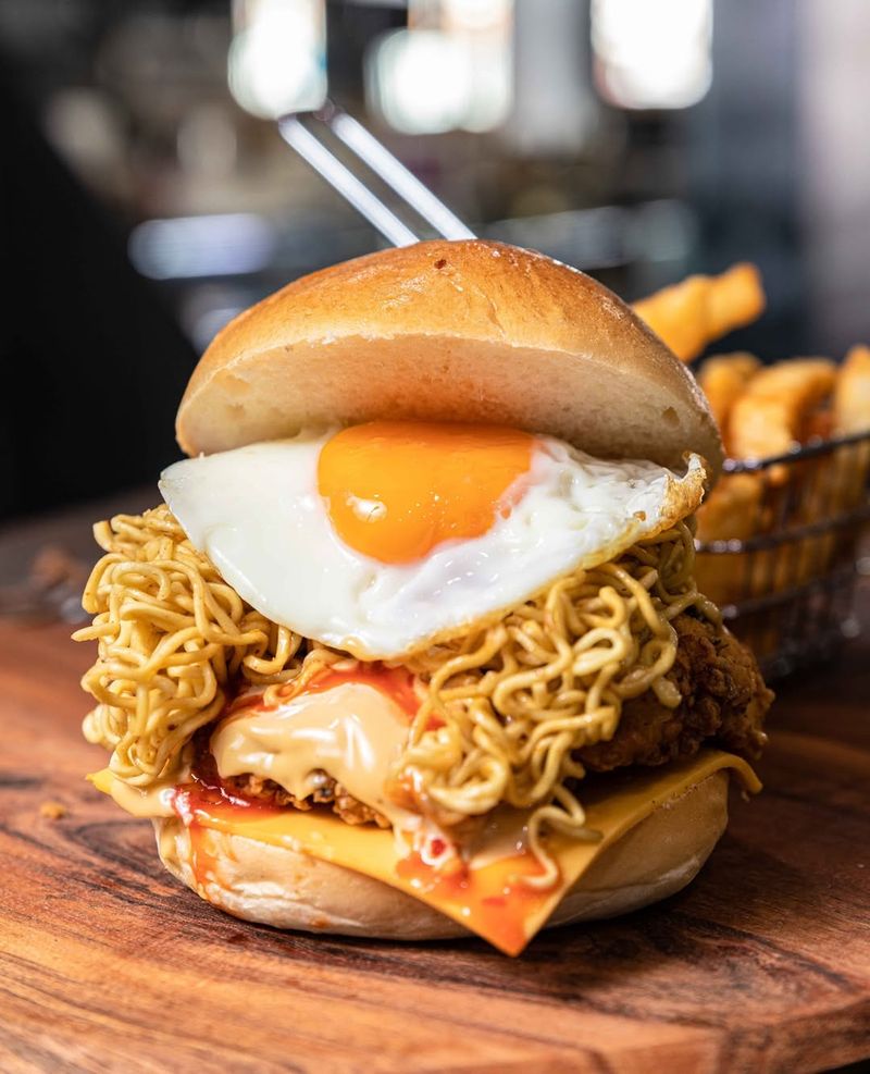 Resto di Sydney Ini Punya Menu Burger Indomie yang Halal