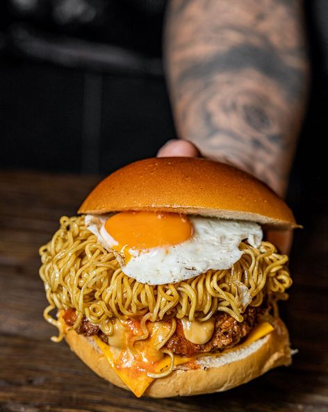 Resto di Sydney Ini Punya Menu Burger Indomie yang Halal