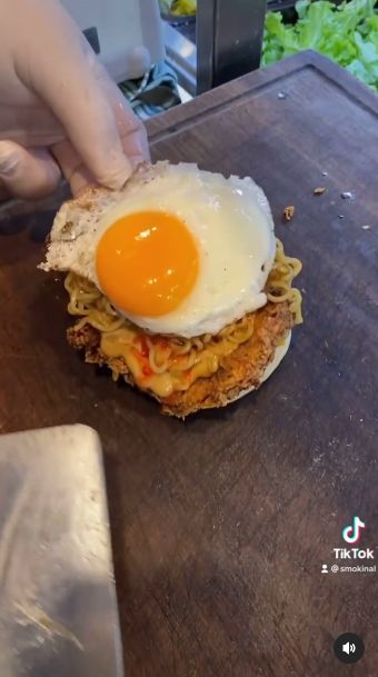 Resto di Sydney Ini Punya Menu Burger Indomie yang Halal