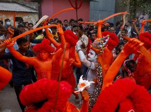 Ritual Unik Umat Hindu di Bangladesh Rayakan Festival Lal Kach Ritual Unik Umat Hindu di Bangladesh Rayakan Festival Lal Kach