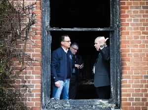 Penampakan Rumah Dinas Gubernur Hangus Usai Dibakar Warga! Penampakan Rumah Dinas Gubernur Hangus Usai Dibakar Warga!