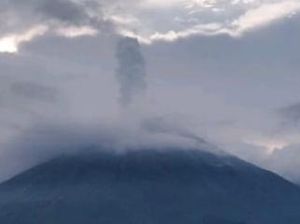 Semeru Erupsi Lagi Sore Ini: Muntahkan Abu Setinggi 1.300 Meter