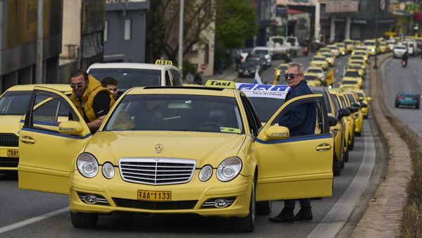 Sopir Taksi di Athena Mogok Kerja